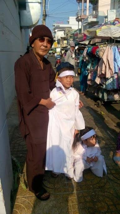 Hai con nhỏ của chị Khu&ecirc; phải ra chợ xin tiền mai t&aacute;ng cho mẹ.