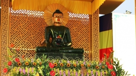 Trưng bày tượng Phật ngọc hòa bình lớn nhất thế giới ở chùa Hoàng Phúc
