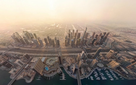 B&acirc;y giờ, Dubai l&agrave; một th&agrave;nh phố năng động với c&aacute;c đ&ocirc; thị c&oacute; những t&ograve;a kiến tr&uacute;c cao nhất, lớn nhất, v&agrave; sang trọng bậc nhất tr&ecirc;n thế giới.