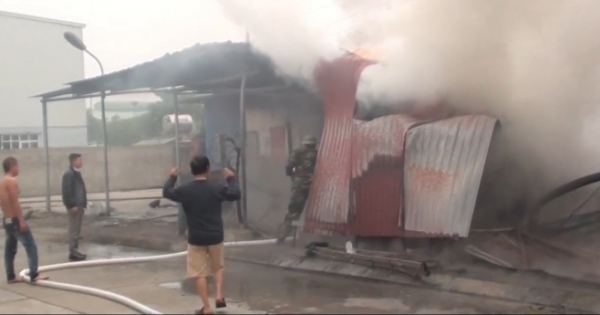 Hà Nội: Cháy lớn xưởng sản xuất chăn ga gối đệm, thiệt hại gần 500 triệu đồng