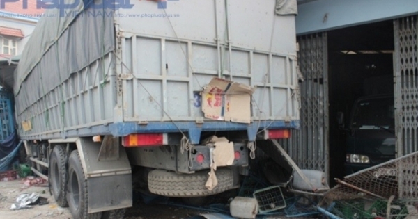 Hà Nam: Tài xế ngủ gật, xe tải húc liên tiếp 5 nhà dân cạnh QL 1A
