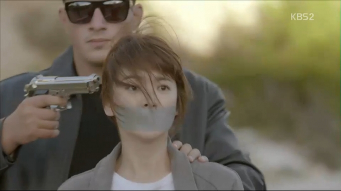 Hậu duệ mặt trời tập 11: Song Hye Kyo bị bắt c&oacute;c, Song Joong Ki một m&igrave;nh giải cứu bạn g&aacute;i