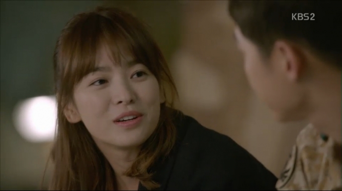 Hậu duệ mặt trời tập 11: Song Hye Kyo bị bắt c&oacute;c, Song Joong Ki một m&igrave;nh giải cứu bạn g&aacute;i