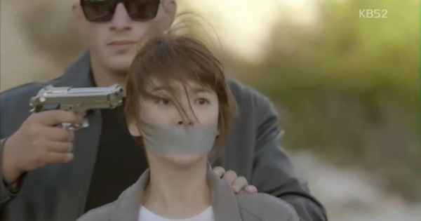 Hậu duệ mặt trời tập 11: Song Hye Kyo bị bắt cóc, Song Joong Ki một mình giải cứu bạn gái