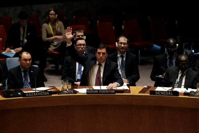 Ph&oacute; Đại sứ Nga tại Li&ecirc;n Hợp Quốc Vladimir Safronkov giơ tay bỏ phiếu phản đối dự thảo nghị quyết trừng phạt Syria do Mỹ, Anh, Ph&aacute;p đệ tr&igrave;nh. (Ảnh: Reuters)