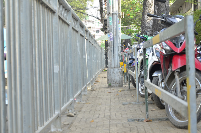 Vỉa h&egrave; đường Thuận Kiều bị thu hẹp do b&atilde;i giữ xe 2 b&aacute;nh.
