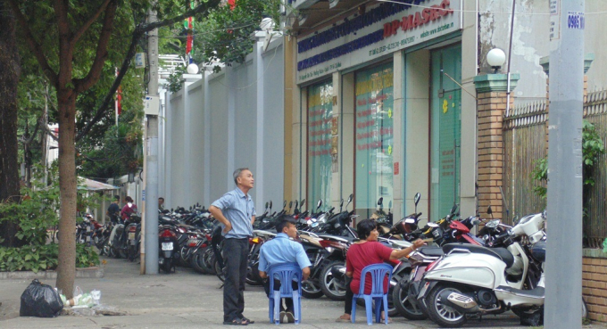 Vỉa h&egrave; bị biến th&agrave;nh b&atilde;i giữ xe tr&ecirc;n đường Nguyễn Văn Thủ.