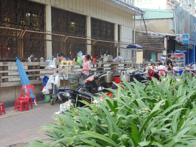 Vỉa h&egrave; biến th&agrave;nh qu&aacute;n ăn tr&ecirc;n đường Nguyễn Thị Minh Khai.