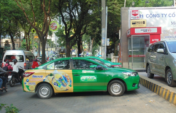 Xe Taxi Mai Linh chắn ngang vỉa h&egrave; tr&ecirc;n đường Nguyễn Thị Minh Khai.