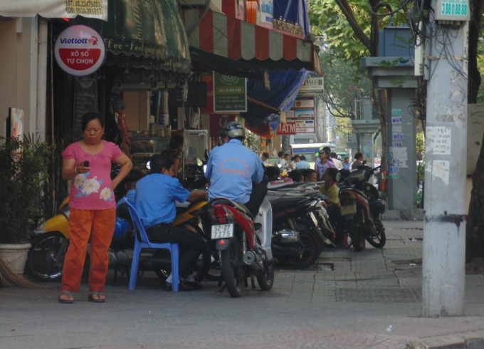 Vỉa h&egrave; quận 1 'đ&acirc;u lại v&agrave;o đấy' sau những ng&agrave;y ra qu&acirc;n rầm rộ