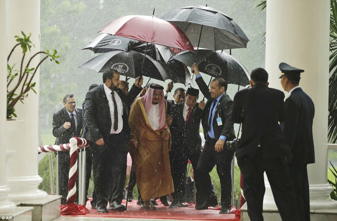 Vua Saudi v&agrave;&nbsp;Tổng thống Indonesia Joko Widodo được 7 t&ugrave;y t&ugrave;ng đi theo để che mưa.
