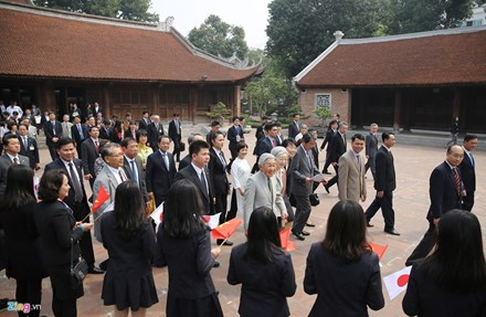 Nhà vua và Hoàng hậu Nhật Bản thăm Văn Miếu, động viên lưu học sinh Việt Nam