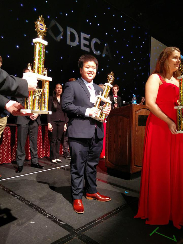 Đỗ Nhật Nam với chiếc cup giải Ba hạng mục Nguy&ecirc;n tắc quản trị kinh doanh kỳ thi DECA bang Pennsylvania 2017.