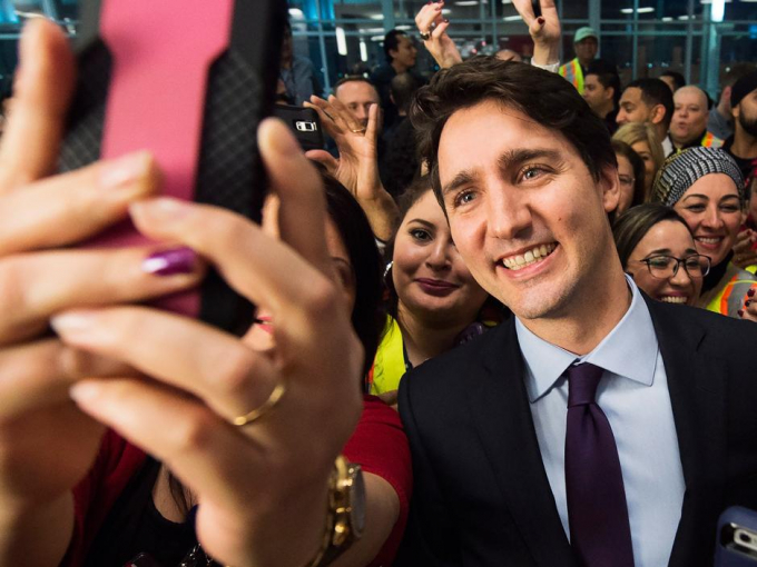 Thủ tướng Canada Justin Trudeau l&agrave; nh&agrave; l&atilde;nh đạo rất gần gũi với c&ocirc;ng ch&uacute;ng. (Ảnh: National Post)