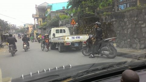 Chiếc xe của lực lượng chức năng phường Phước Vĩnh đang l&agrave;m nhiệm vụ ở tuyến đường Phan Bội Ch&acirc;u. (Ảnh: Đăng Hậu chụp s&aacute;ng 1/3)