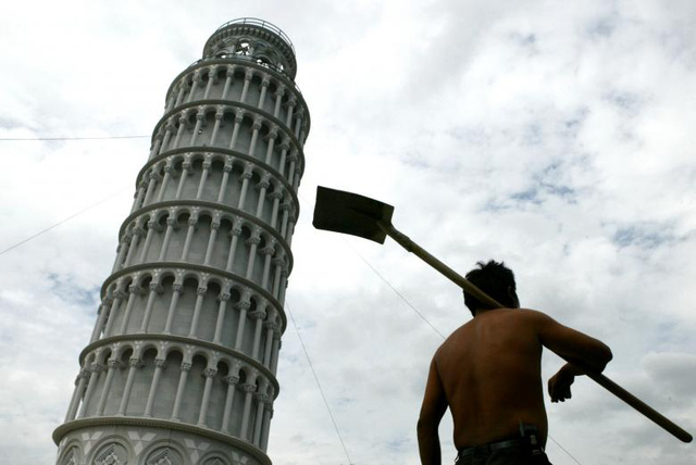 Một c&ocirc;ng tr&igrave;nh biểu tượng kh&aacute;c của Italy l&agrave; th&aacute;p nghi&ecirc;ng Pisa cũng đ&atilde; được th&agrave;nh phố Thượng Hải, Trung Quốc mượn &yacute; tưởng v&agrave; sao ch&eacute;p gần như y hệt.