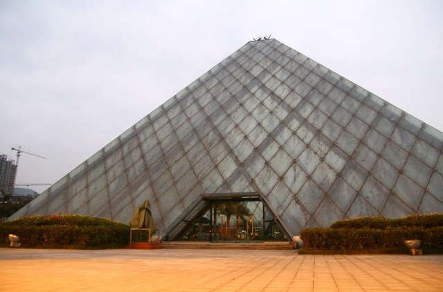 Bảo t&agrave;ng Louvre nổi tiếng của Ph&aacute;p cũng được t&aacute;i hiện lại ở Trung Quốc.