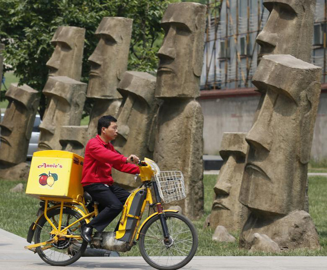 Những bức tượng Moai tr&ecirc;n đảo Phục Sinh được t&aacute;i hiện lại tr&ecirc;n đường phố Bắc Kinh, Trung Quốc.