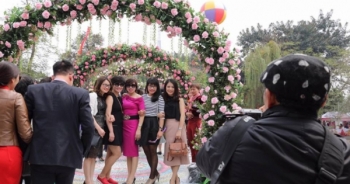 Hàng ngàn người tham dự lễ hội hoa hồng đầu tiên tại Việt Nam