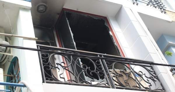 Cháy căn nhà 3 tầng, cứu hỏa phá cửa kính để dập lửa