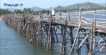 “Nín thở” đi qua cây cầu gỗ dài nhất Việt Nam