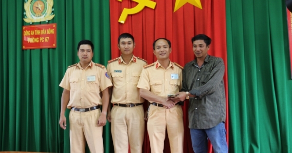 Đăk Nông: CSGT trao trả tài sản cho người dân bị đánh rơi