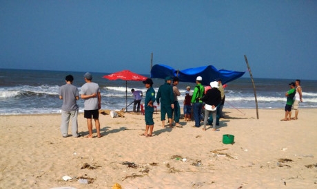 Thừa Thiên Huế: Nam sinh viên bị nước cuốn mất tích khi đang tắm biển