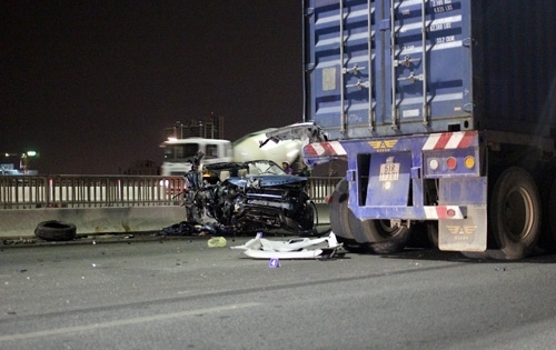 Tai nạn giao thông Plus: Xế hộp bay nóc trên cầu Sài Gòn, đôi nam nữ văng ra đường