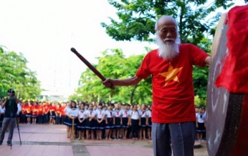 Hơn 3.000 học sinh hát chúc thầy Văn Như Cương mau khỏe