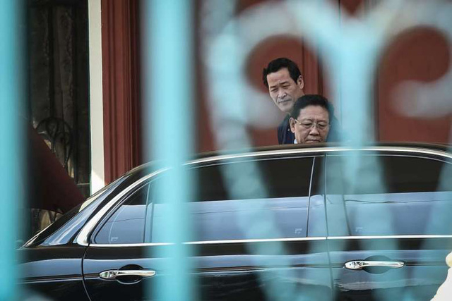 &Ocirc;ng Kang Chol &nbsp;rời khỏi đại sứ qu&aacute;n chiều 6/3. (Ảnh: AFP)