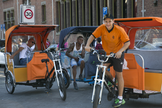 Những anh ch&agrave;ng taxi đạp Amsterdam.