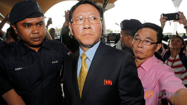 Đại sứ Triều Ti&ecirc;n Kang Chol tại s&acirc;n bay Kuala Lumpur chiều 6/3 trước khi bắt chuyến bay rời Malaysia theo lệnh trục xuất. (Ảnh: Reuters)