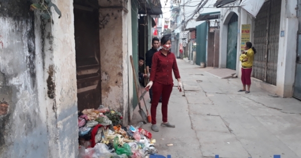 Vụ đổ rác thải ở Hà Nội: Chủ tịch quận yêu cầu Công ty Minh Quân xin lỗi người dân