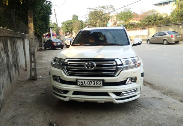 Hai chiếc Toyota ở Ninh B&igrave;nh bị người d&acirc;n ph&aacute;t hiện kh&ocirc;ng c&oacute; tem đăng kiểm v&agrave; nghi một chiếc đeo biển giả (ảnh: ND)