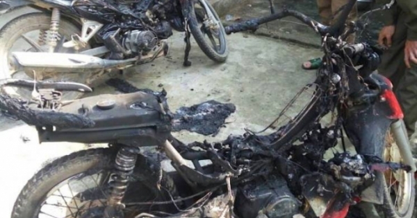 Nghệ An: Chặn đánh đốt 2 xe máy của nhóm trai lạ vì dám vào bản tán gái