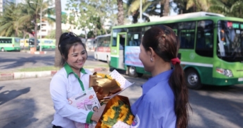 Phụ nữ Sài Gòn được tặng hoa, đi xe buýt miễn phí ngày 8/3