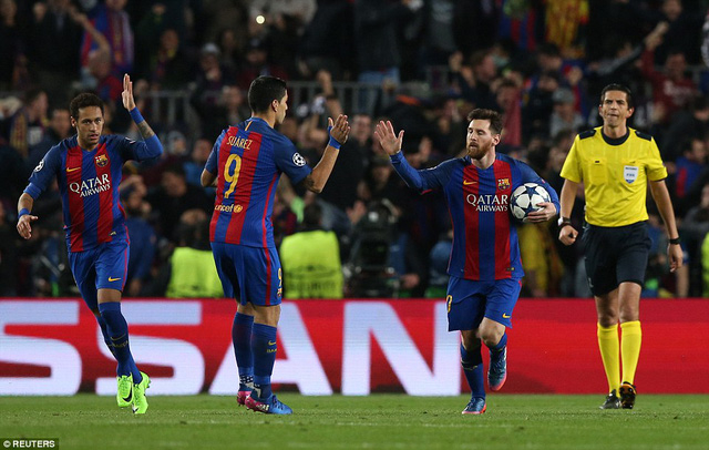 Đầu hiệp 2, Barcelona dẫn 3-0 sau quả 11m th&agrave;nh c&ocirc;ng của Messi.