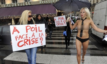 Ứng viên tổng thống Pháp bị bắt vì thả ngực trần vận động tranh cử