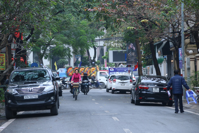 Ph&iacute;a cuối phố Nguyễn Gia Thiều, cả hai b&ecirc;n đường đều c&oacute; &ocirc; t&ocirc; đỗ.