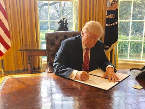 Tổng thống Mỹ Donald Trump k&yacute; th&ocirc;ng qua sắc lệnh cấm nhập cư mới. (Ảnh: White House)