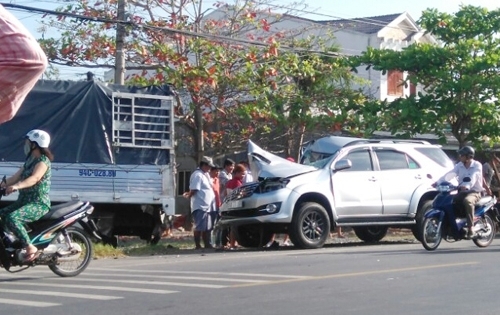6 người kêu cứu trên ôtô đâm đuôi xe tải