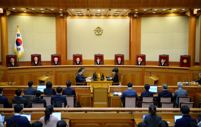 8 thẩm ph&aacute;n T&ograve;a &aacute;n Hiến ph&aacute;p ph&ecirc; chuẩn việc luận tội v&agrave; phế truất Tổng thống Park Geun-Hye. (Ảnh: Reuters)