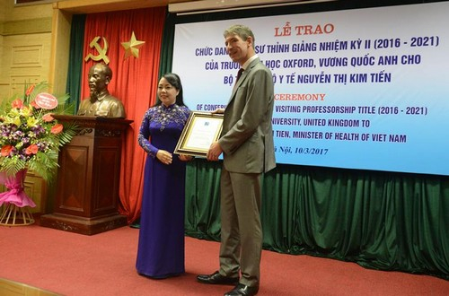 Bộ trưởng Y tế Nguyễn Thị Kim Tiến được trao chức danh Gi&aacute;o sư thỉnh giảng tại Đại học Oxford. Ảnh:&nbsp;T.D.