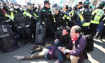 2 người thiệt mạng trong cuộc biểu tình phản đối tổng thống Hàn Quốc bị phế truất