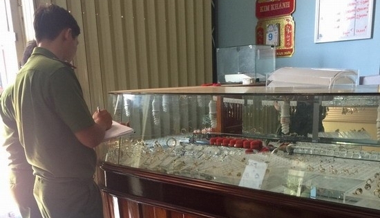Bình Định: Tiệm vàng không đặt camera, hàng trăm lượng vàng bị trộm cho "bốc khói"