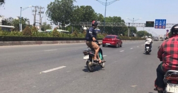 (Clip): Nam thanh niên “làm xiếc” trên xe máy ở đường phố Sài Gòn