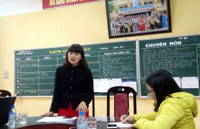 B&agrave; Nguyễn Thị Nguyệt trao đổi với b&aacute;o ch&iacute;.