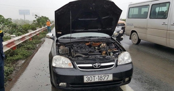 Đang lưu thông trên cao tốc Pháp Vân, ôtô bất ngờ bốc cháy