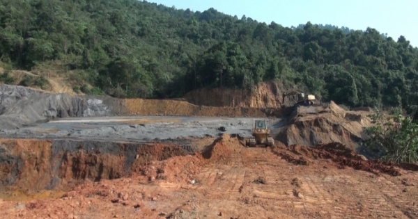 Nghệ An: Đập chứa bùn thải trên núi vỡ tràn ra ngoài, cá nuôi chết trắng