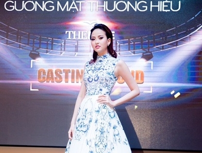 Hoa khôi du lịch Việt Nam Khánh Ngân lộng lẫy như công chúa đi casting The Face sau đăng quang